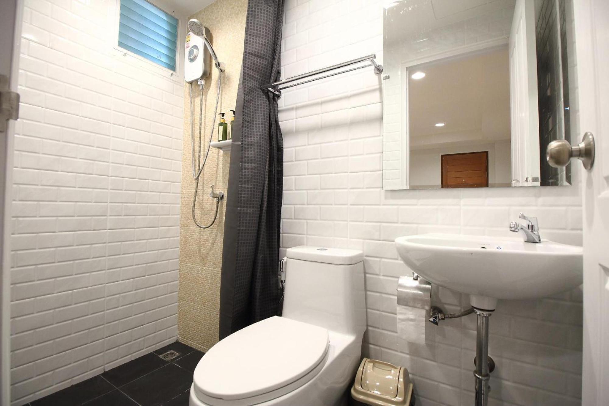 Super Oyo 483 Pannee Hotel Khaosan Banguecoque Exterior foto